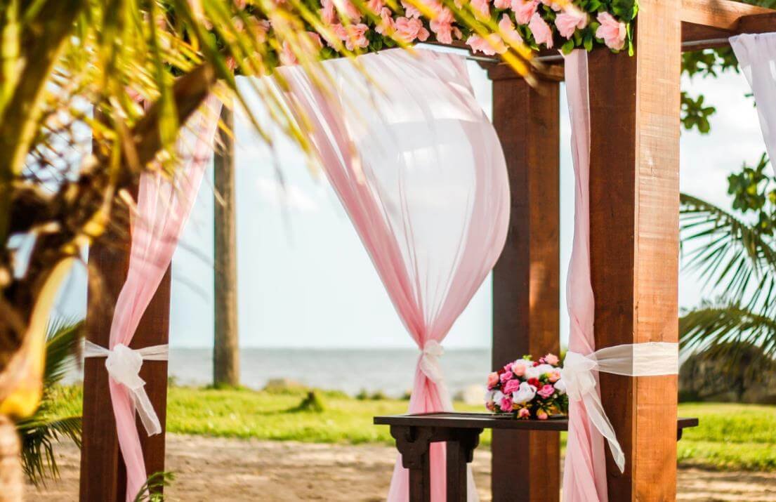 How Do I Plan A Small Beach Wedding Party?